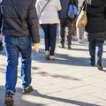 Ljudje hodijo po ulici