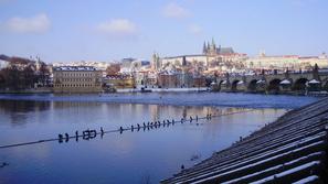 Pogled s Smetanovega nabrežja na znameniti Karlov most in Praški grad. (Foto: Ta