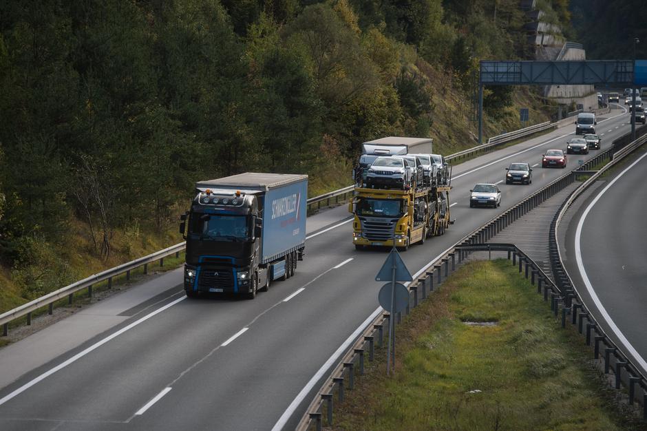Avtocestna policija prehitevanje tovornjakov slonje dirke | Avtor: Anže Petkovšek