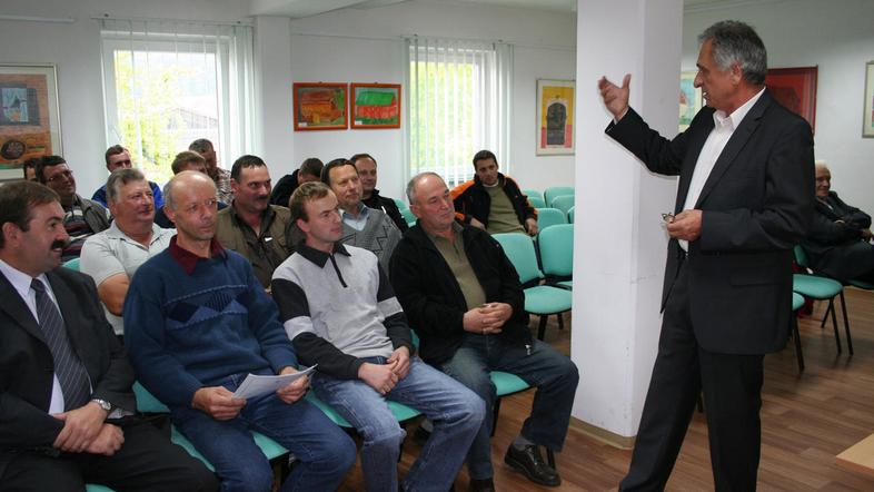 Mirnopeške rejce govedi je veterinar Otmar Colarič (desno) opozoril na pomen zna