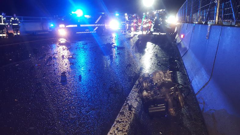 Prometna nesreča na avtocesti med Razdrtim in Senožečami, voznik je umrl