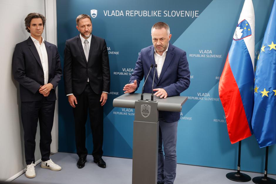 Bešič Loredan, Mesec in Boštjančič | Avtor: Flickr