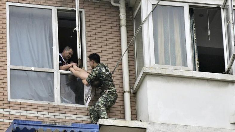 Pred očmi prestrašenih sosedov sta policist in zadrogirani moški vlekla deklico 