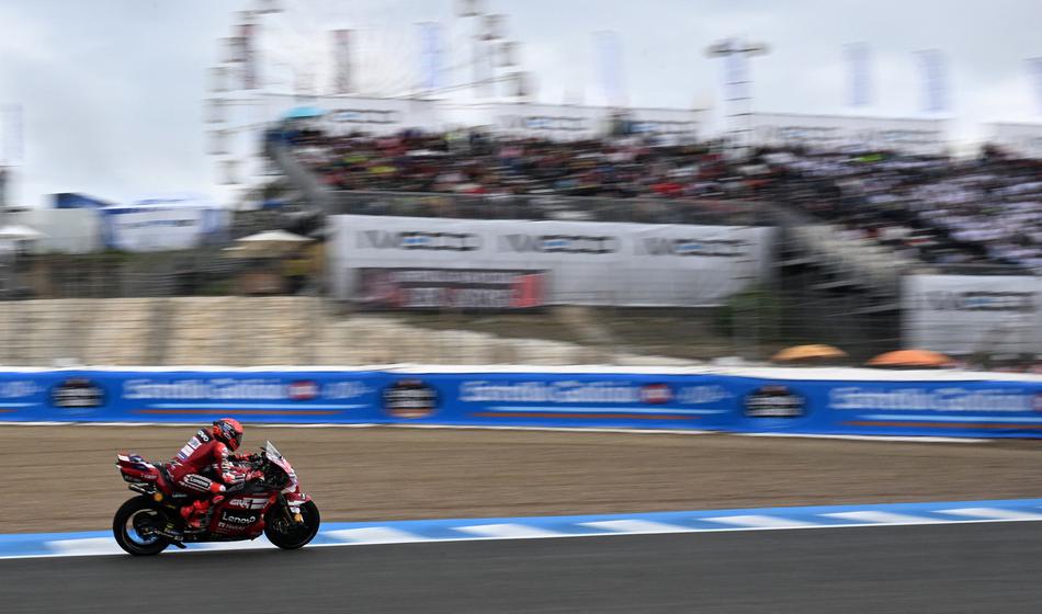 Naliv povzročil številne padce, v kaosu slavil Marc Márquez