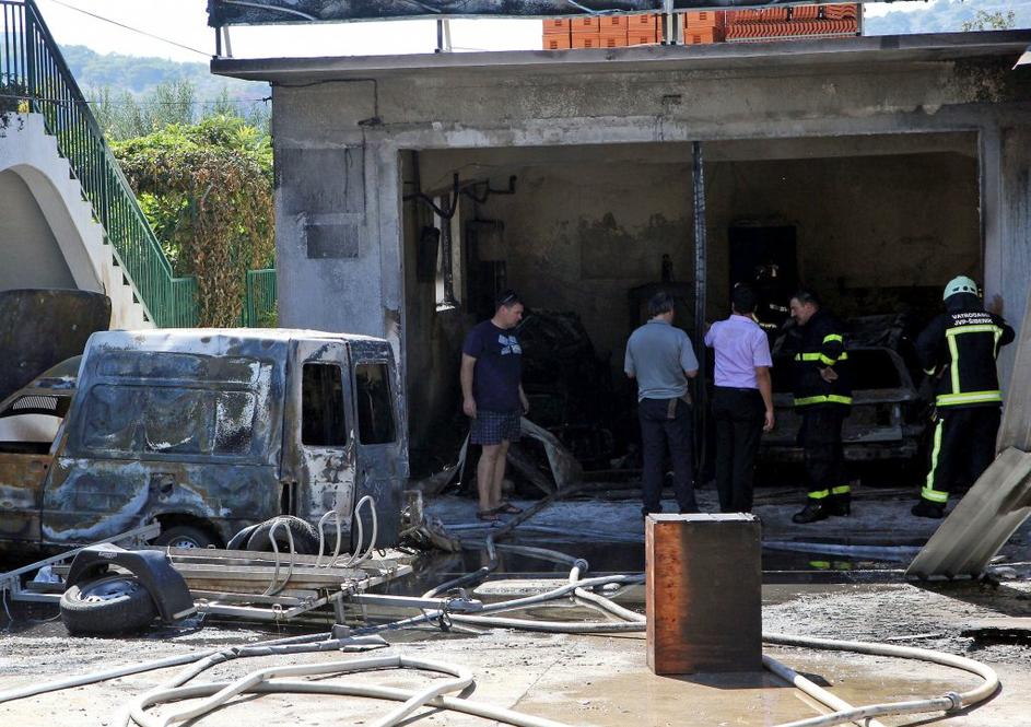 Požar avtomehanične delavnice na Murterju.