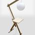 Stoječa lučka Dangle Lamp. Oblikovanje: Enrico Salis.