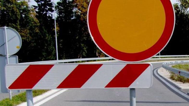 zapora ceste, cestna zapora, prometni znak