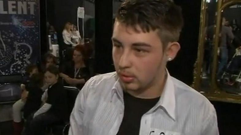 Alen Vogrinec Vesel, v ozadju njegovi otroci. (Foto: POP TV)