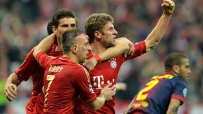 sport 23.04.13. Nogometasi Bayerna, Munich's Thomas Mueller (R) celebrates with 