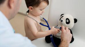 Otrok pri zdravniku