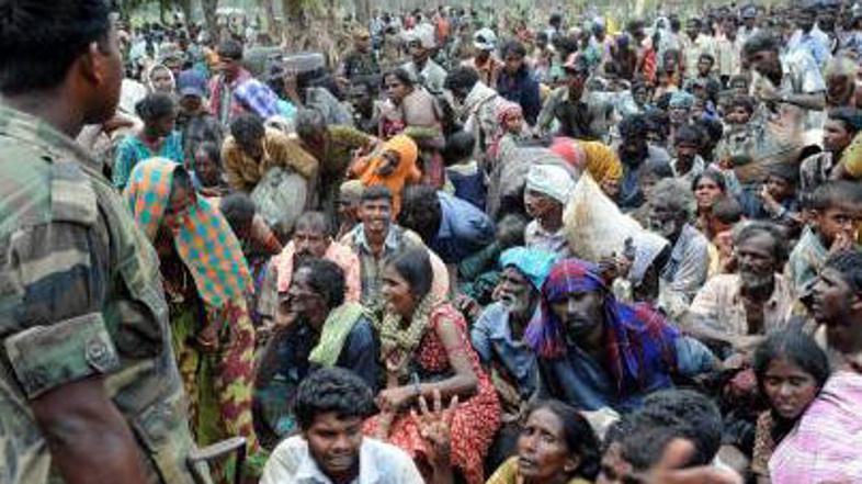 Vojak nadzira civiliste, ki so jih z ozemelj pregnali Tamilski tigri.