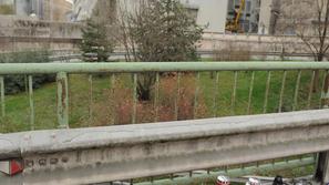 Tako so Zasavci pred Cementarno Lafarge prižigali svečke "ob pogrebu pravne drža