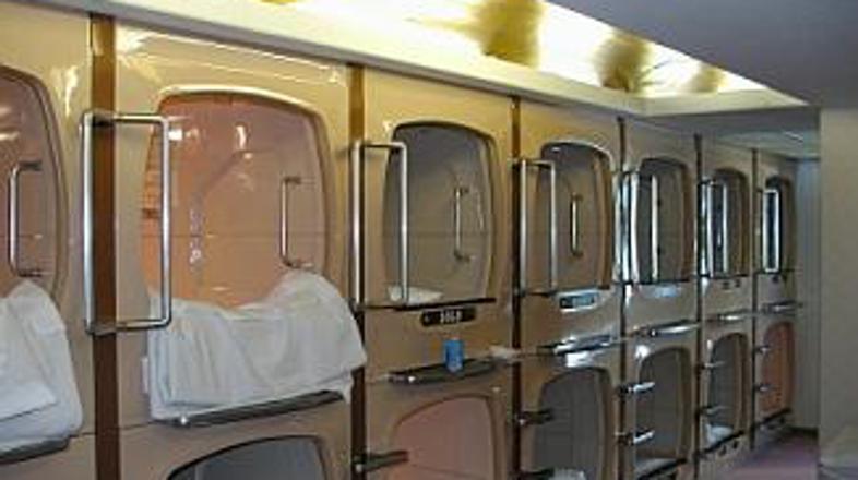 Hoteli kapsule, največkrat so blizu železniških postaj, so različno veliki: neka