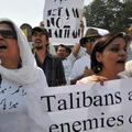 Prebivalci Pakistana s transparenti, na katerih je zapisano, da so talibani sovr