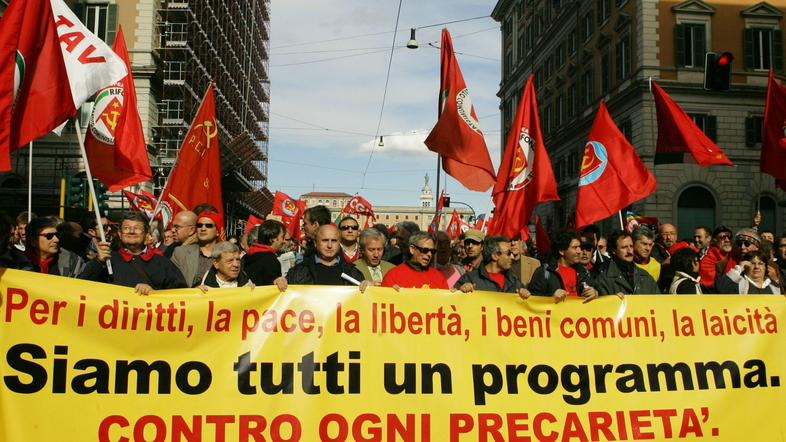Proti socialnim reformam v Italiji protestira več tisoč ljudi.