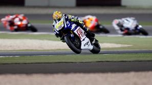 Valentino Rossi je na prvi dirki sezone v Katarju po padcu Avstralca Caseyja Sto