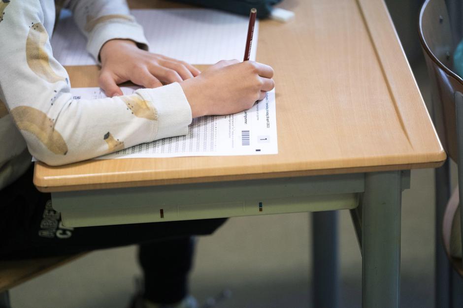 učenec sedi za mizo v razredu in piše test | Avtor: Profimedia