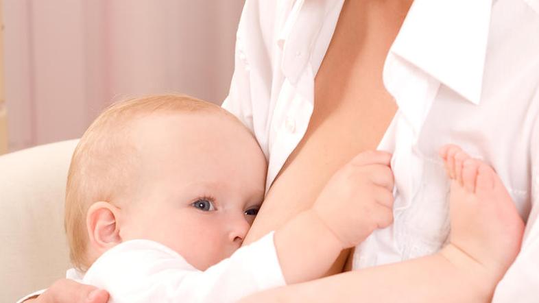Če je le možno, naj mati otroka doji. (Foto: Shutterstock)