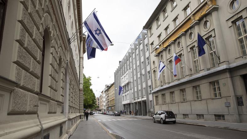Izraelska zastava pred sedežem vlade