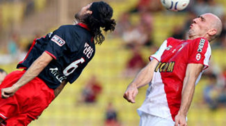 Mario Yepes (PSG) in Jan Koller (Monaco)