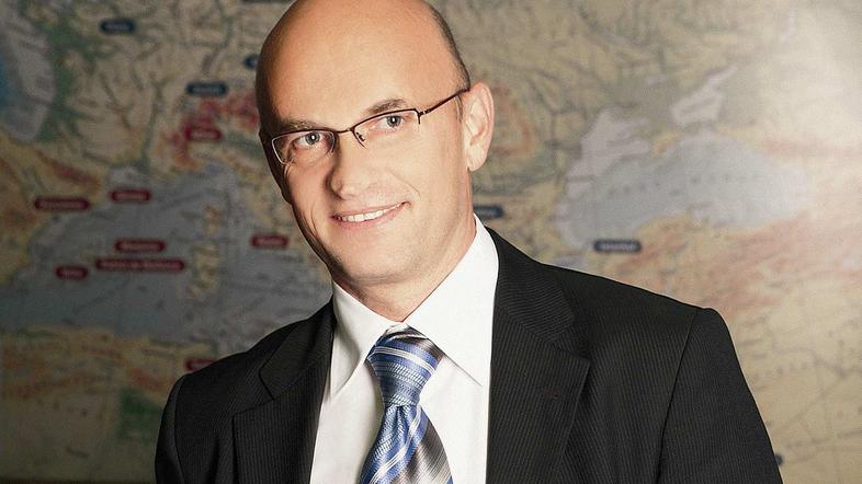 Marjan Ravnikar priznava, da je letov manj in zato ne potrebujejo toliko pilotsk