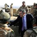 Britanski premier Gordon Brown je v Afgansitan prispel po krvavem napadu na brit