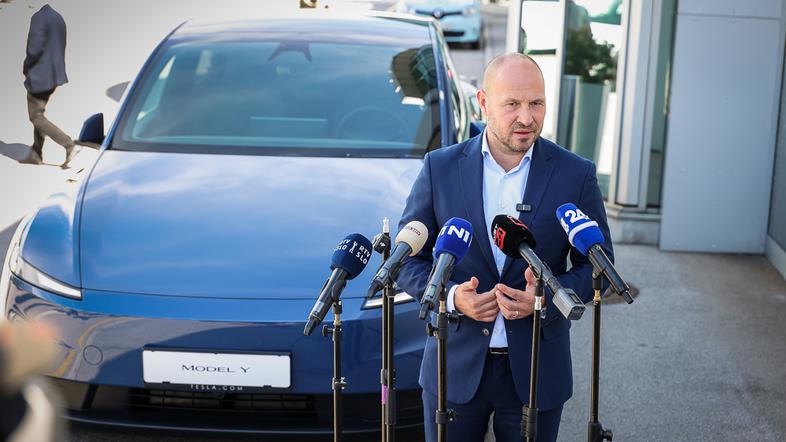 minister za infrastrukturo in energetiko Jernej Vrtovec na obisku Tesla Center Ljubljana