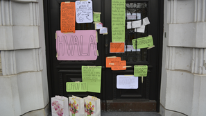 Takole so dijaki Gimnazije Kranj vhodna vrata svoje šole polepili z zahvalami profesorjem.