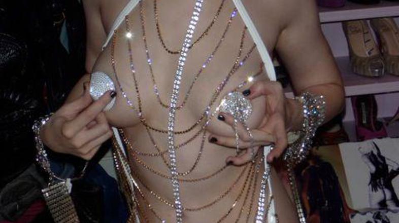 Pevka si je fotografije izmenjevala le s stilistom.