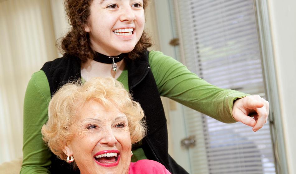 Odlična novica za mlade in upokojence: Država jim daje darilo