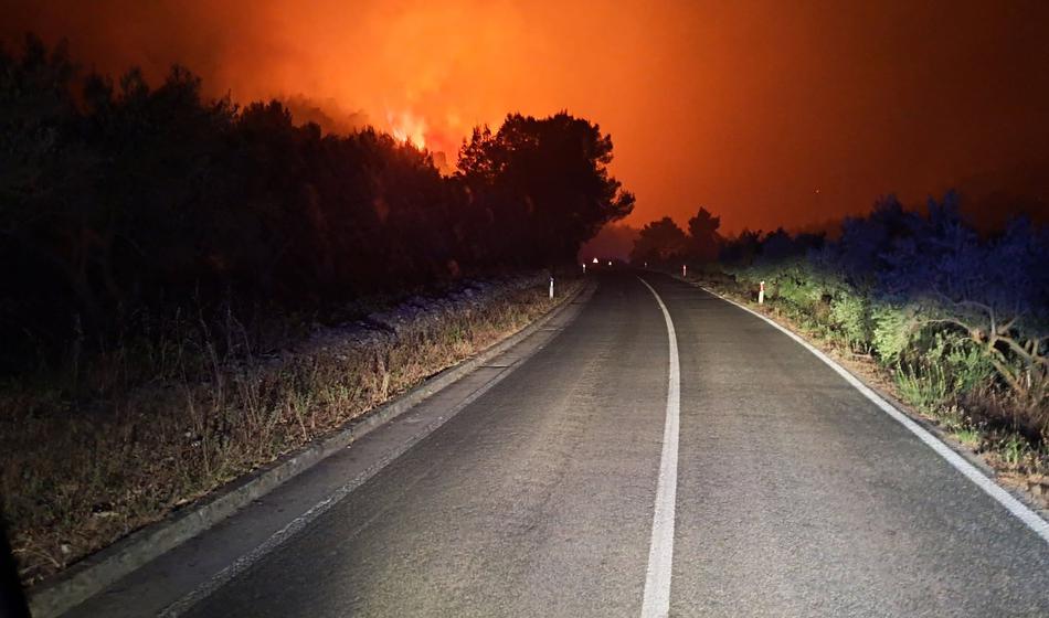 Noč groze na Korčuli: Požarna fronta dolga več kot tri kilometre