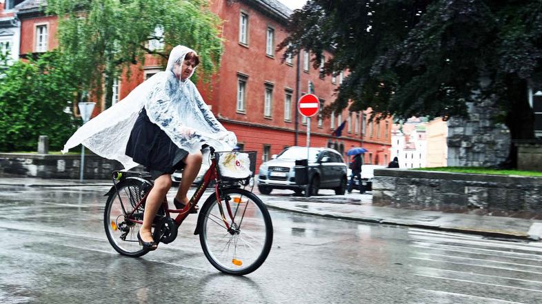 Slovenija 29.05.2013, zenska na kolesu, kolo, dez, dezniki, ljudje se sprehajajo