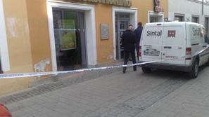 Storilec je zagrozil z bombo in odnesel pet tisoč evrov.