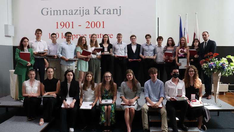 Na Gimnaziji Kranj kar 24 zlatih maturantov.