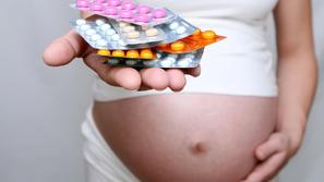 Samo 30 odstotkov žensk uživa folno kislino že pred načrtovano nosečnostjo. (Fot