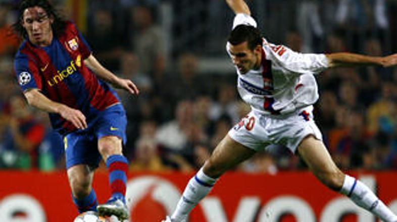 Leo Messi in Anthony Reveillere.