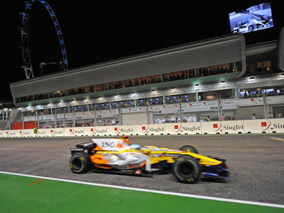 Fernando Alonso (Renault) je prvi zmagovalec nočne dirke v zgodovini svetovnega 