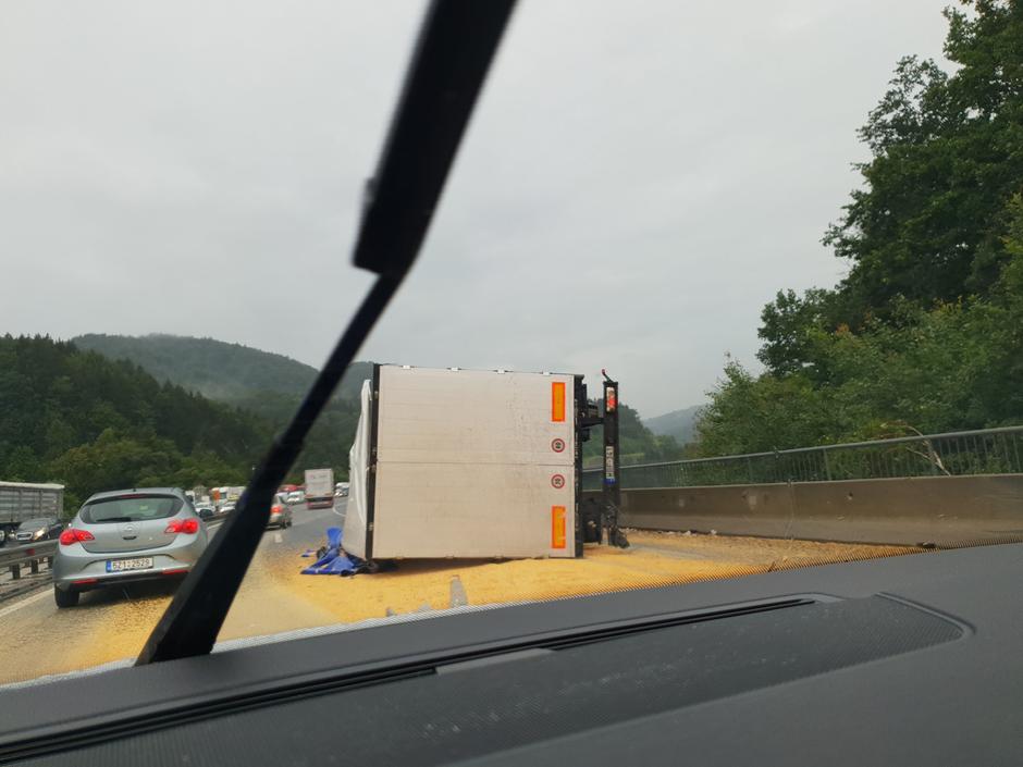 tovornjak koruza štajerska avtocesta | Avtor: Simon Šketa/Facebook