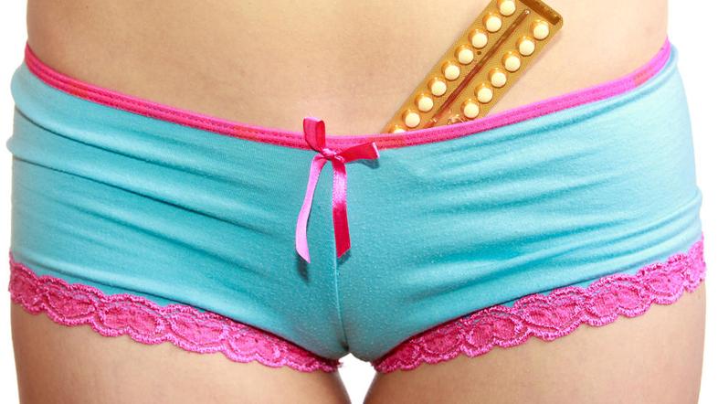 Mnenja o predpisovanju kontracepcijskih tabletk zelo mladim najstnicam so deljen