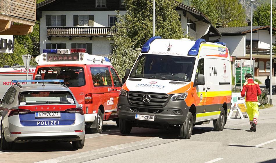 Grozljivka pred gostilno: Moški na parkirišču ustrelil ženo in hčerko