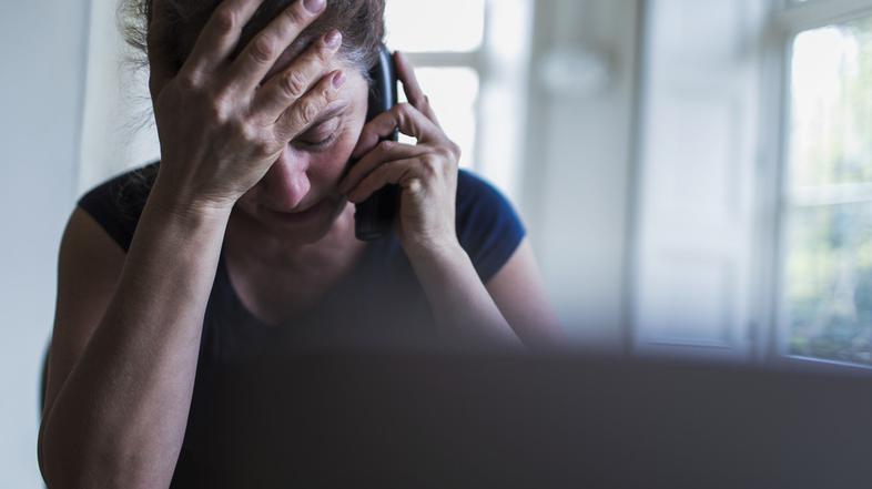 ženska govori po telefonu