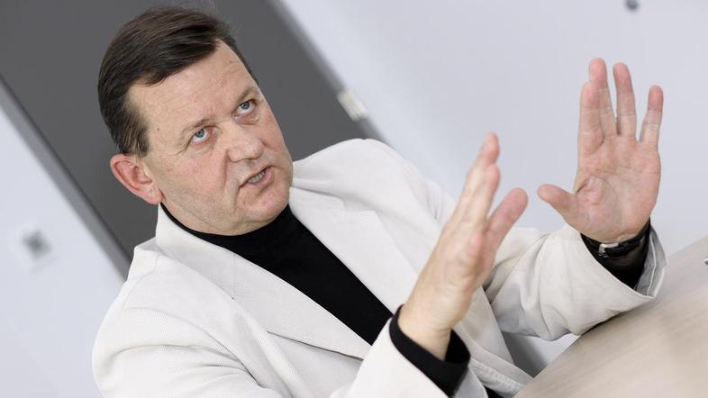 Pri 49 letih se upokojuje. Zdaj namerava doktorirati. Naslov naloge že ima: Post