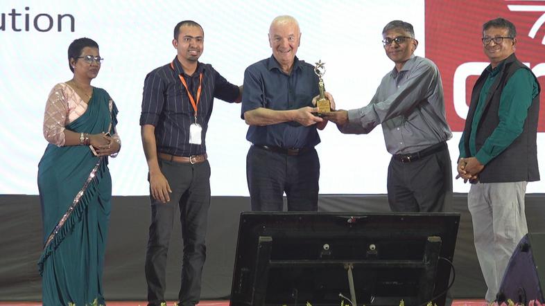 Predsednik zveze gluhih in naglušnih Mladen Veršič na lndia Deaf Expo prevzema nagrado za film 62.a – od prepovedi do ustave