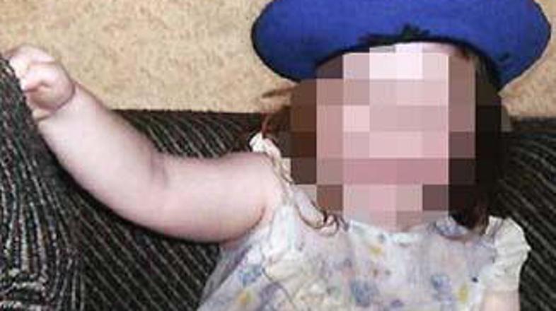 Deklica je ob smrti tehtala le devet kilogramov.