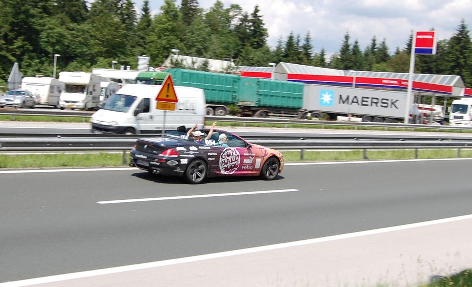 Gumball 3000 je vodil tudi po slovenski avtocesti.