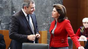 Slovenija 18.11.2013 Dejan Zidan, Alenka Bratusek, z vprasanji poslank in poslan