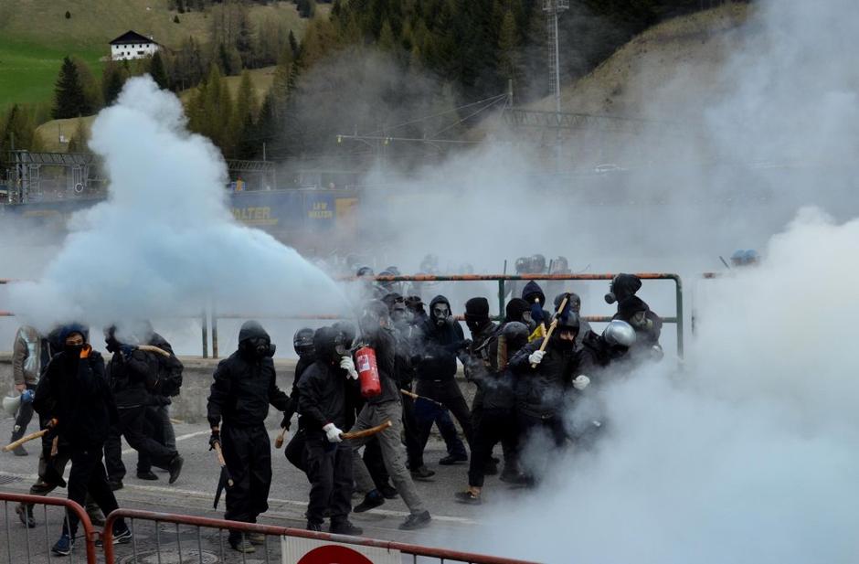 Spopad med policijo in demonstranti na italijansko-avstrijski meji | Avtor: EPA