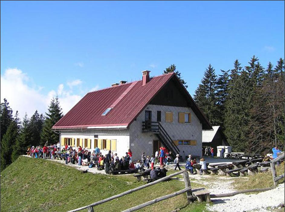 Planinska koča na Blegošu