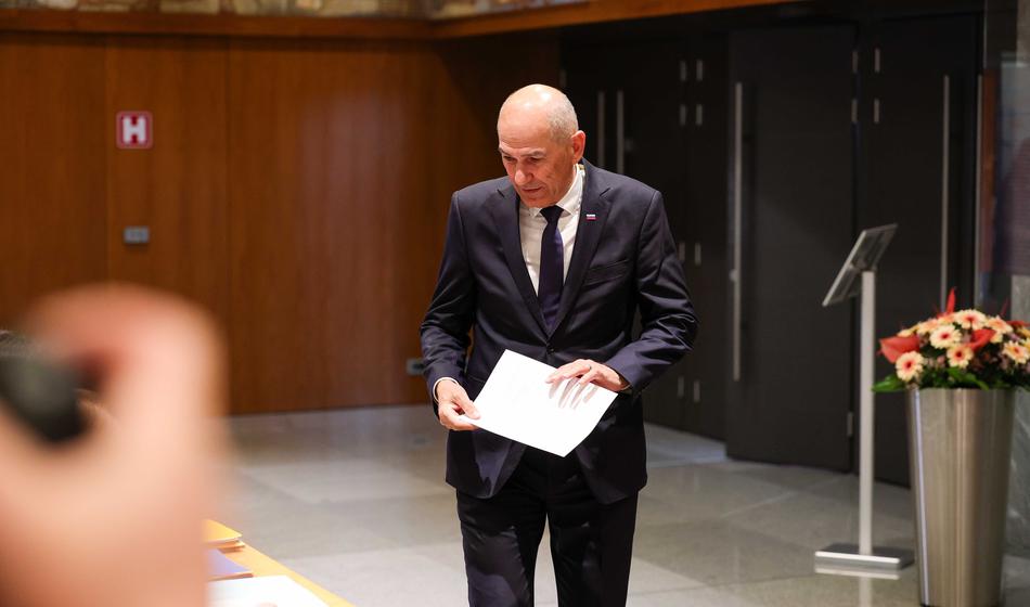 Po Logarjevi košarici Golobu se je oglasil Janša: "Kot nekoč njegova ..."