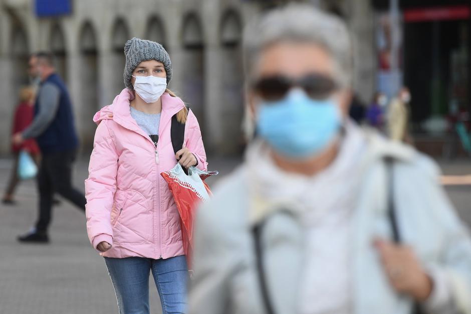 Zaščitne maske na prostem | Avtor: Profimedia